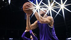 Devin Booker ze Phoenix Suns e chystá na zápas.