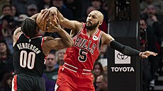 Jevon Carter (vpravo) z Chicago Bulls blokuje Scoota Hendersona z Portland...