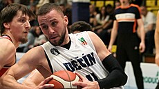 Mat�j Svoboda (vpravo) z D��ína se tla�í kolem pardubického Josefa Poto�ka.