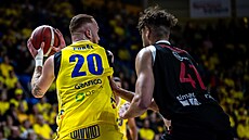 �imon Pur�l (vlevo) z Opavy se tla�í kolem Sukhmaila Mathona z Nymburka.