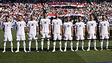 Irátí fotbalisté naslouchají hymn.