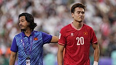 Vietnamský fotbalista Bui Hoang Viet Anh zklamaný z poráky.