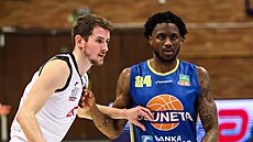 Jakub T�ma (vlevo) z Nymburka a Lamb Autrey z Ústí se p�etla�ují v boji o...
