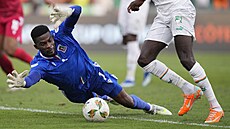 Jesus Owono, branká� Rovníkové Guiney zasahuje v zápase proti Pob�e�í slonoviny.