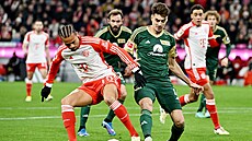 Leroy Sane (vlevo) z Bayernu Mnichov a Diogo Leite z Unionu Berlín bojují o mí�.