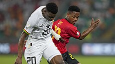Mohammed Kudus (vlevo) z Ghany v zápase s Mozambikem, brání ho Geny Catamo.