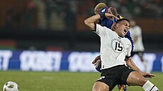 Egyptský fotbalista Mostafa Mohamed padá po souboji s Patrickem Andradem z...