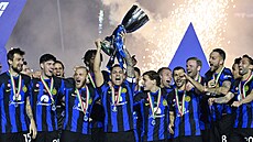 Fotbalisté Interu Milán oslavují zisk italského Superpoháru.