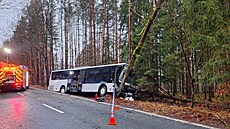 U Borohrádku narazil autobus do stromu. (24. ledna 2024)