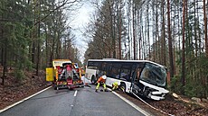 U Borohrádku narazil autobus do stromu. (24. ledna 2024)