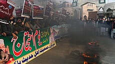 Lidé v pákistánském Láhauru protestují poté, co Írán zahájil letecký útok v...