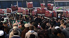 Lidé v pákistánském Láhauru protestují poté, co Írán zahájil letecký útok v...