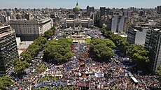 Tisíce Argentinc� v Buenos Aires stávkují proti radikálním reformám nového...