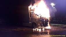 Plameny zniily na parkoviti u Nýan na Plzesku kabinu kamionu. ofér se...