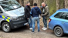 Pra�ská policie v Kunraticích pátrala po neznámém pachateli, který v lese...