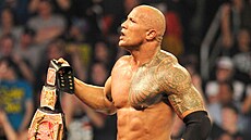 Dwayne The Rock Johnson slaví vítzství v zápase o WWE Championship na akci...