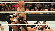 Dwayne The Rock Johnson v zápase se CM Punkem na Royal Rumble 2013.