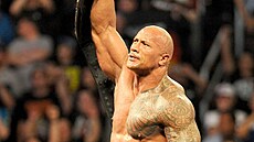 Dwayne The Rock Johnson s titulem pro WWE ampiona (2013).
