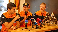 Martin Macík (vlevo), navigátor Frantiek Tomáek a mechanik David vanda,...