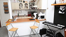 Bar oddlující kuchyský kout od obývacího prostoru je vyuíván pi zapíjení...