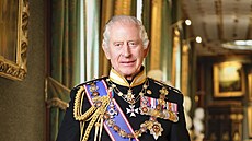 Britský král Karel III. na oficiálním portrétu poízeném na zámku Windsor v...