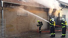 Ve Slavkov� u Brna v ned�li dopoledne vyho�ela stola�ská dílna, hasi�i...