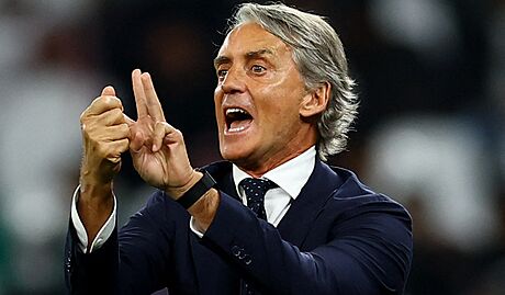 Roberto Mancini, trenér saúdskoarabské fotbalové reprezentace, bhem osmifinále...