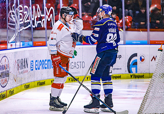 HELE, MLADEJ...Olomoucký hokejista Daniel Ministr (vlevo) poslouchá jakousi...