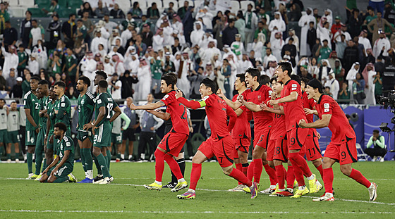 Korejtí fotbalisté oslavují postup do tvrtfinále mistrovství Asie.