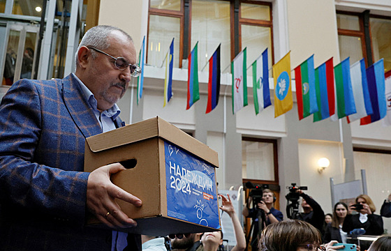 Ruský politik Boris Nad�din ve st�edu odevzdal úst�ední volební komisi podpisy...