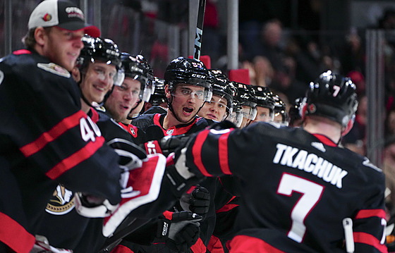 Hokejisté Ottawa Senators slaví gól Bradyho Tkachuka (7).