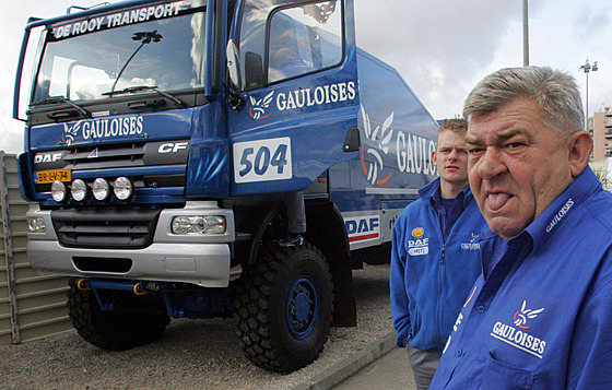 Jan de Rooy (vpravo) se synem Gerardem a rodinným kamionem pro Dakar (2005).