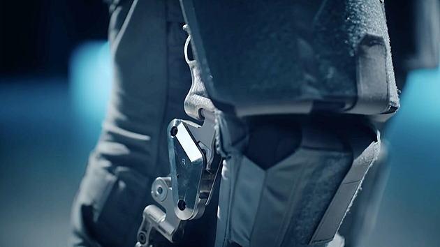 Jako RoboCop. Nový exoskelet pomůže unést zátěž i zachytit střelu z pušky