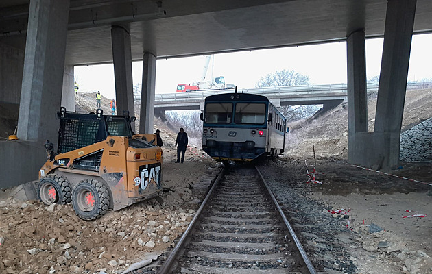 Dělníci s bagrem se střetli s motorovou lokálkou, po vykolejení provoz stál