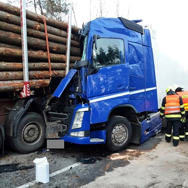 Opilý řidič u Hořic narazil na D1 do odstaveného kamionu. Nadýchal 3,5 promile