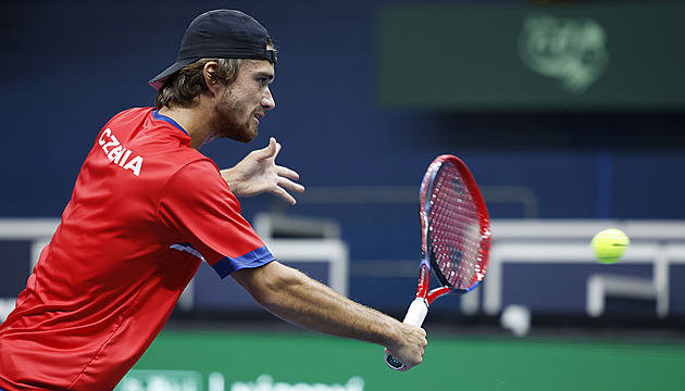 ONLINE: Tenisté chtějí rozhodnout o postupu, debl hrají Pavlásek a Macháč