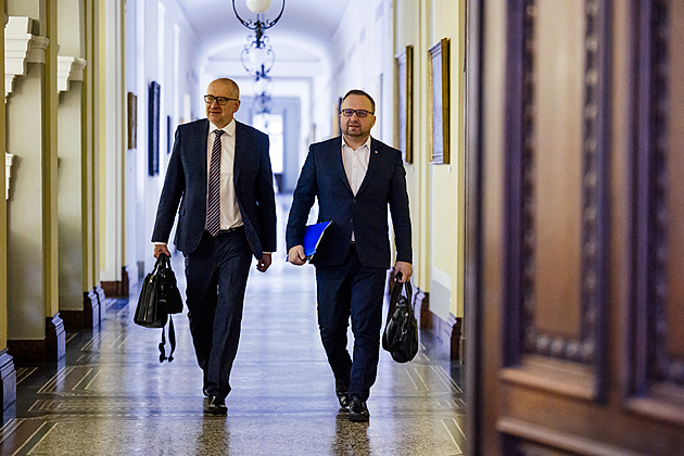 Výhrůžek fyzickou likvidací členům vlády přibylo, Jurečka je předává policii