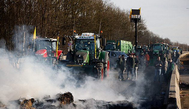 Povstání farmářů otřásá Evropou. V Belgii chtějí zablokovat důležitý přístav