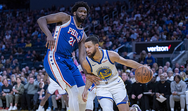 Warriors ubránili Embiida a Curry zajistil 37 body výhru nad Philadelphií