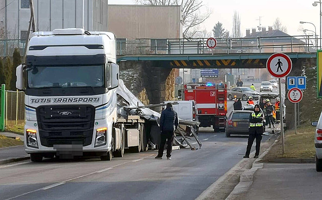 Náklaďáku se v Klatovech sroloval návěs pod viaduktem, způsobil smrtelnou nehodu