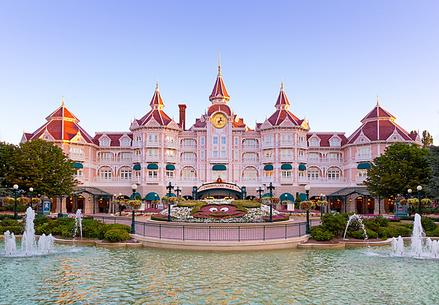 OBRAZEM: Prožijte pohádkovou noc, láká rekonstruovaný hotel Disneyland v Paříži