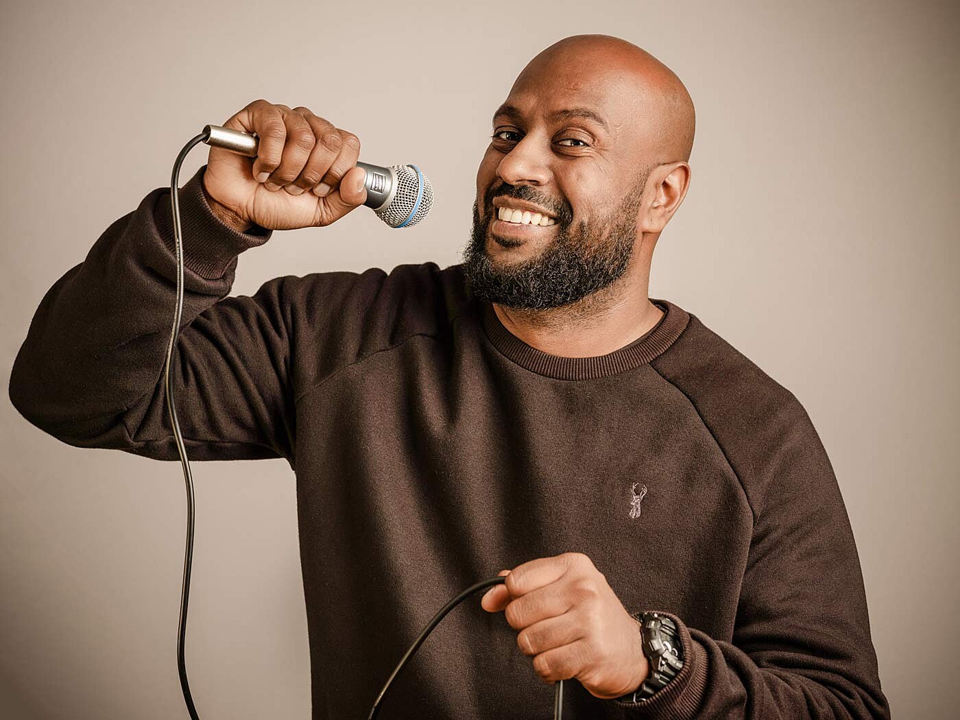 BHA75d8e42470_dinesh_nathan_holding_mic.