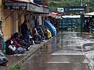Turisté ekají v peruánském Ollantaytambu na vlak, který by je dovezl k incké...