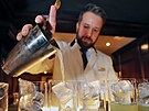 Barman V�t�zslav Cirok v Becher�s Bar Grandhotelu Pupp prezentoval p��pravu a...