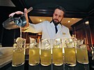 Barman V�t�zslav Cirok v Becher�s Bar Grandhotelu Pupp prezentoval p��pravu a...