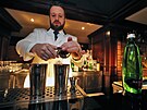 Barman V�t�zslav Cirok v Becher�s Bar Grandhotelu Pupp prezentoval p��pravu a...
