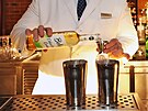 Barman V�t�zslav Cirok v Becher�s Bar Grandhotelu Pupp prezentoval p��pravu a...