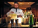 Barman V�t�zslav Cirok v Becher�s Bar Grandhotelu Pupp prezentoval p��pravu a...
