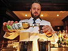 Barman V�t�zslav Cirok v Becher�s Bar Grandhotelu Pupp prezentoval p��pravu a...