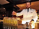 Barman V�t�zslav Cirok v Becher�s Bar Grandhotelu Pupp prezentoval p��pravu a...